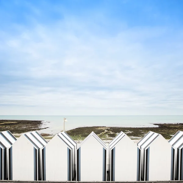 Yport, tra Etretat e Fecamp, Normandia. Capanne da spiaggia o cabina — Foto Stock