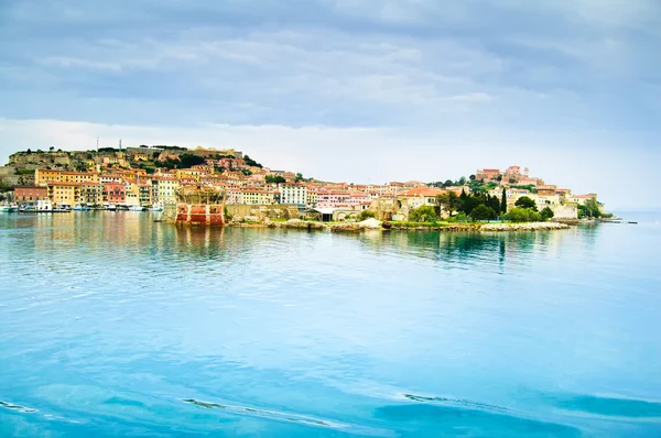 Isla Elba, puerto del pueblo de Portoferraio y horizonte. Toscana, I — Foto de Stock