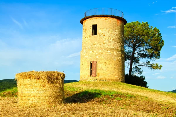 Toscana, maremma solnedgång landskap. landsbygdens tornet och träd på kulle. — Stockfoto