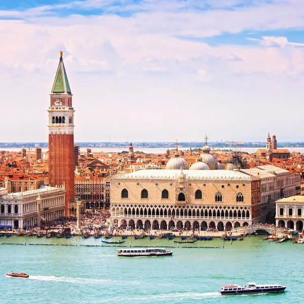 Venedik hava görünümünü, piazza san marco ile campanile ve doge pal — Stok fotoğraf