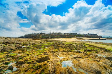 Saint malo beach düşük tide kayalar. Brittany, Fransa.