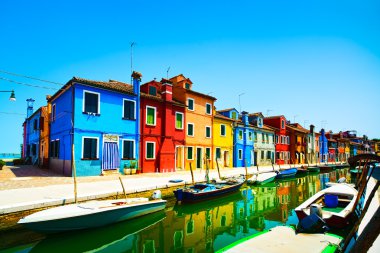 Venedik tarihi, Burano adası kanalı, renkli evler ve tekneler.,