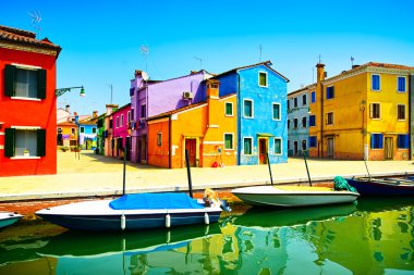 Venedik tarihi, Burano adası kanalı, renkli evler ve tekneler.,