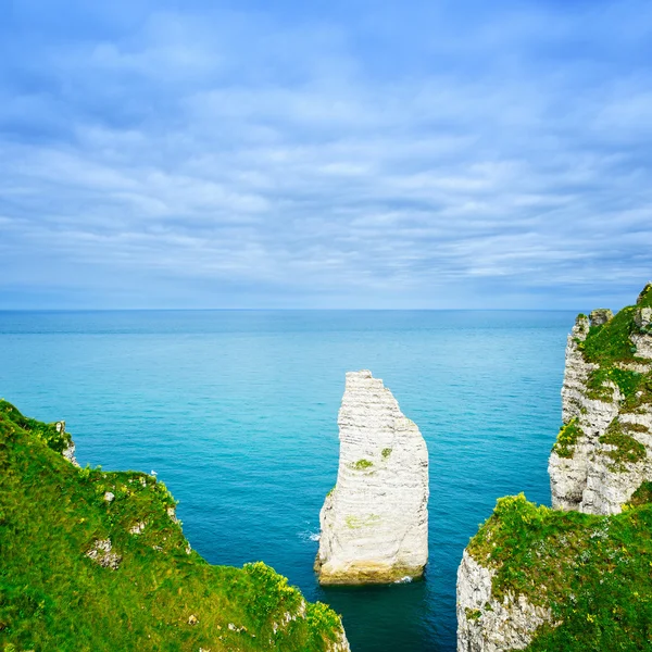 Etretat aval útesu rockových a modrý oceán. Normandie, fran — Stock fotografie
