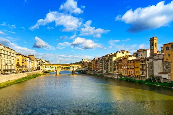 Ponte Vecchio hito en la puesta del sol, puente viejo, río Arno en Flor — Foto de Stock