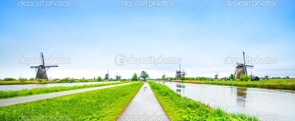 Windmills and canals in Kinderdijk, Holland or Netherlands. Unes