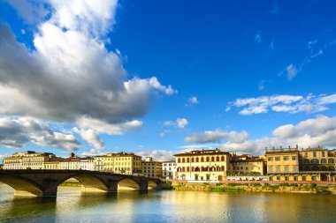 carraia arno Nehri, günbatımı manzara Ortaçağ köprüde. Florenc