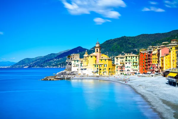 Chiesa di Camogli vista mare e spiaggia. Liguria, Italia — Foto Stock