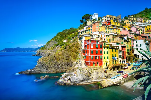 Riomaggiore pueblo, rocas y el mar al atardecer. Cinque Terre, Ligu —  Fotos de Stock