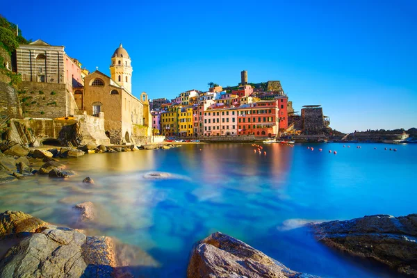 Vernazza harbor Sunset'teki Köyü, çinilerini, kayalar ve deniz. Cinque 