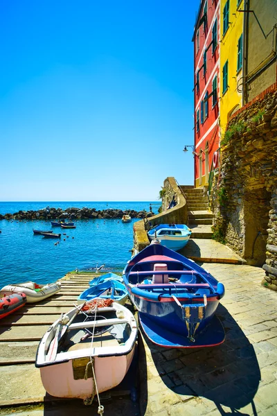 Riomaggiore calle del pueblo, barcos y el mar. Cinque Terre, Ligury , — Foto de Stock