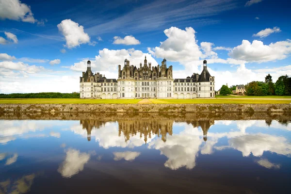 Chateau de chambord, unesco medeltida franska slott och reflectio — Stockfoto