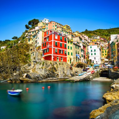Riomaggiore Köyü, kaya ve gün batımında denize. Cinque terre