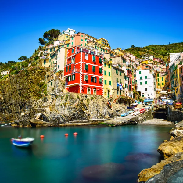 Riomaggiore pueblo, rocas y el mar al atardecer. Cinque Terre — Foto de Stock