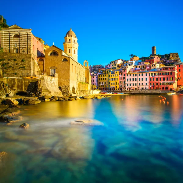 Vila Vernazza, igreja, rochas e porto marítimo ao pôr-do-sol. Cinque... — Fotografia de Stock