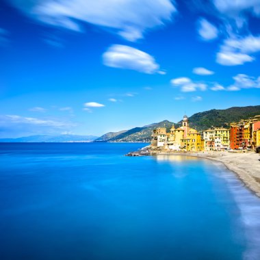 Camogli kilise deniz ve plaj görünümünde. Liguria, İtalya