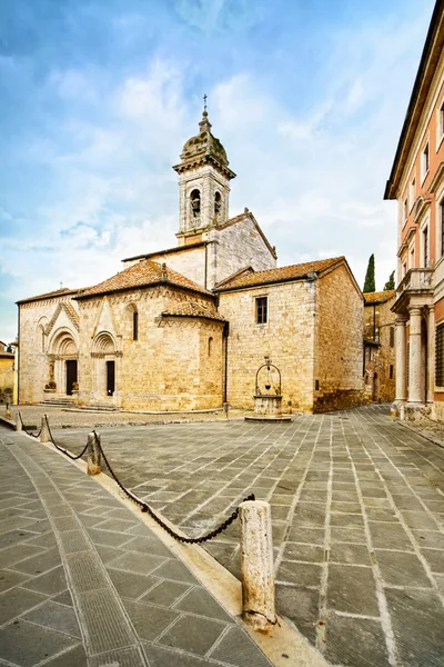 San quirico collegiata kerk en middeleeuwse plein. Val d orcia, — Stockfoto