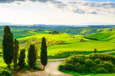 Tuscany rural günbatımı manzara. kırsal çiftlik, beyaz yol bir