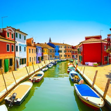 Venedik tarihi, Burano adası kanalı, renkli evler ve tekneler.,