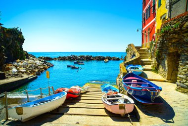 Riomaggiore köy sokak, tekneler ve deniz. Cinque terre, ligury,