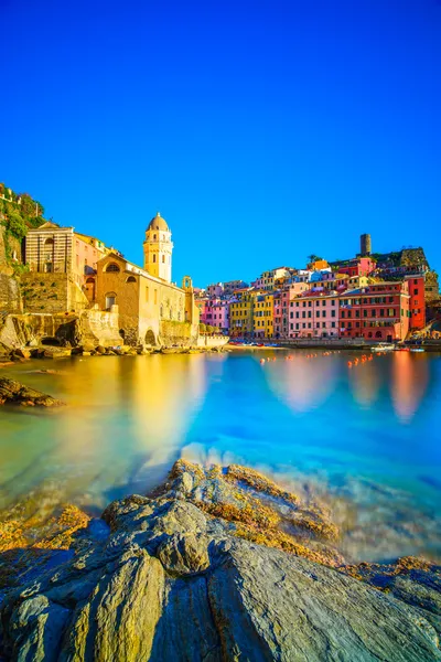 Vernazza harbor Sunset'teki Köyü, kilise, kayalar ve deniz. Cinque