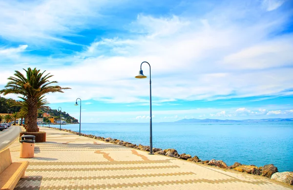 Promenade aan de kust in porto santo stefano, argentario, Toscane, — Stockfoto