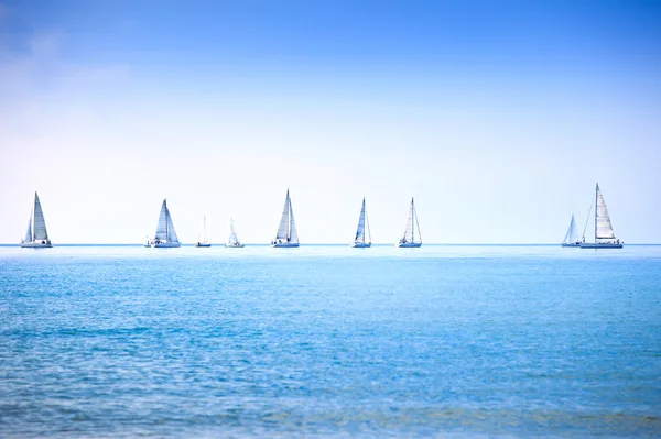 Regata de barco à vela regata corrida no mar ou água do oceano — Fotografia de Stock