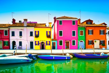 Venedik tarihi, Burano adası kanalı, renkli evler ve tekneler.,