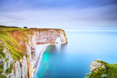 Etretat, manneporte doğal taş kemer ve kumsalı. Normandy, f