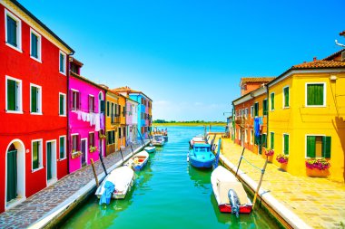 Venedik tarihi, Burano adası kanalı, renkli evler ve tekneler.,