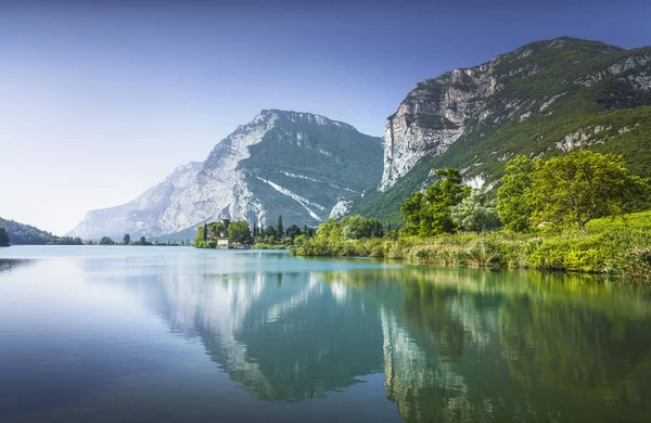 トブリノ湖またはトブリナーを参照してください カステルトブリノと山の反射 Madruzzo Trento Trentino Alto Adige地域 イタリア ヨーロッパ — ストック写真