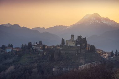 Barga kasabası ve Alpi Apuane dağları kışın gün batımından sonra. Garfagnana, Toskana, İtalya Avrupa