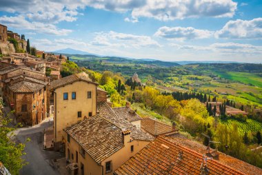 Montepulciano italyan ortaçağ köyü panoramik manzarası ve arka planda San Biagio kilisesi. Siena, Toskana, İtalya Avrupa.