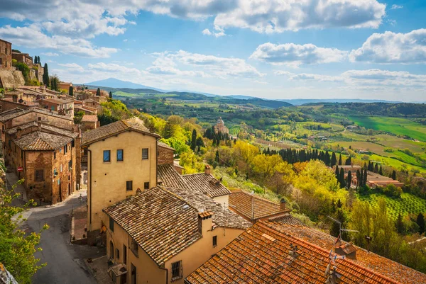 背景为蒙特普尔西亚诺意大利中世纪村庄全景和圣比亚吉奥教堂 意大利 托斯卡纳 锡耶纳 — 图库照片