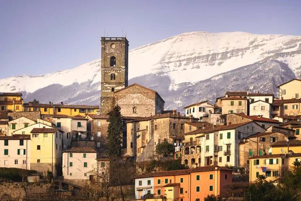 Coreglia Antelminelli Prachtig Dorp Besneeuwde Apennijnen Bergen Achtergrond Winter Garfagnana — Stockfoto