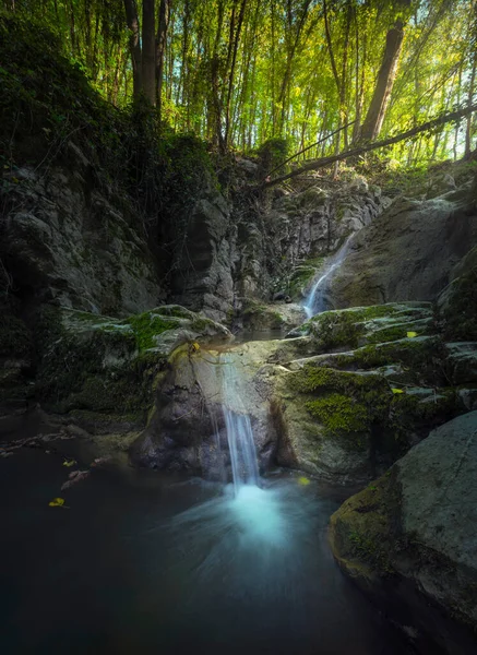 溪流瀑布落在一片静谧的森林和一个小池塘里 Chianni Tuscany Italy — 图库照片