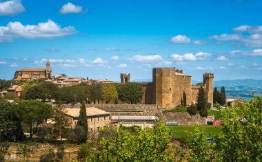 Montalcino italyan ortaçağ köyü, kale ve kilise manzarası. Brunello şarap kasabası. Siena ili, Toskana bölgesi, İtalya.