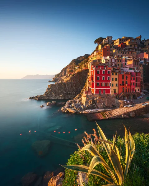 Město Riomaggiore Mys Moře Při Západu Slunce Seascape Cinque Terre — Stock fotografie