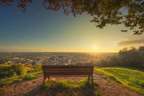 Gün batımında Rocca di Sala kalesinden Bench ve Pietrasanta panoramik manzara. Versilia Lucca, Toskana bölgesi, İtalya, Avrupa