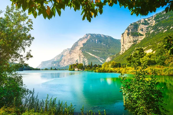 Jezero Toblino Nebo Tobliner See Castel Toblino Rostliny Jako Rám — Stock fotografie