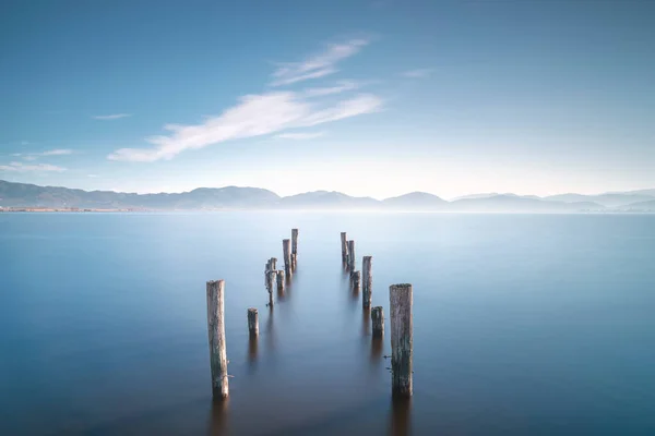 Überreste Eines Holzstegs Und Ein See Bei Sonnenaufgang Langzeitbelichtung Massaciuccoli — Stockfoto