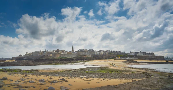 Saint Malo Eski Şehir Silueti Şehir Duvarları Plaj Alçak Gelgit — Stok fotoğraf