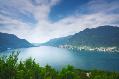 Como Gölü manzarası. Hava, ağaçlar, su ve dağlar. İtalya, Avrupa.