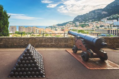 Monako duvarları ve kalesi boyunca top ve top gülleleri. Montecarlo, Monako Prensliği, Avrupa