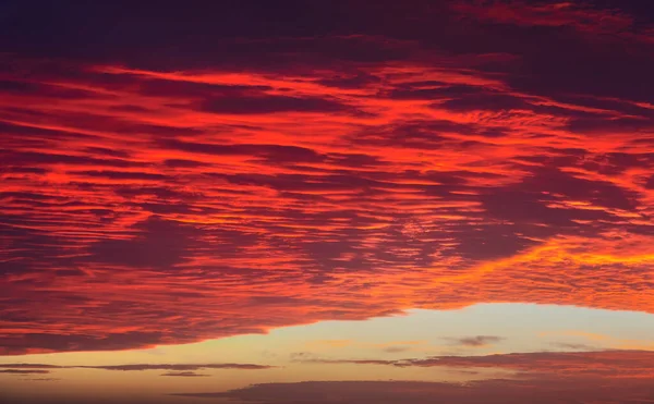 日落时的天空纹理背景覆盖着 引人注目的红色 紫色的云 高分辨率摄影完美的天空置换 — 图库照片