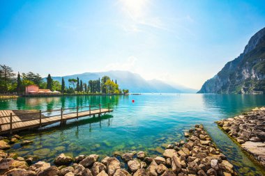 Göldeki ahşap iskele. Riva del Garda, Trentino, İtalya, Avrupa.