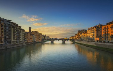 Floransa, Ponte alla Carraia Ortaçağ Köprüsü gün batımında Arno nehri üzerinde. Toskana, İtalya.