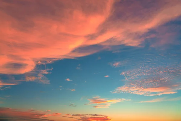 日落时的天空纹理背景覆盖着 引人注目的红色 紫色的云 高分辨率摄影完美的天空置换 — 图库照片