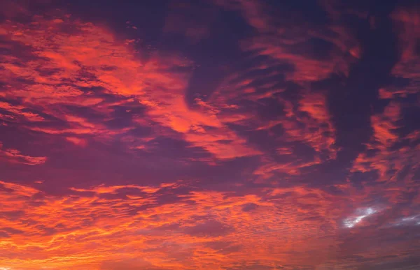 Günbatımında Gökyüzü Dokusu Arkaplanı Dramatik Kırmızı Turuncu Mor Bulutlar Gökyüzü — Stok fotoğraf