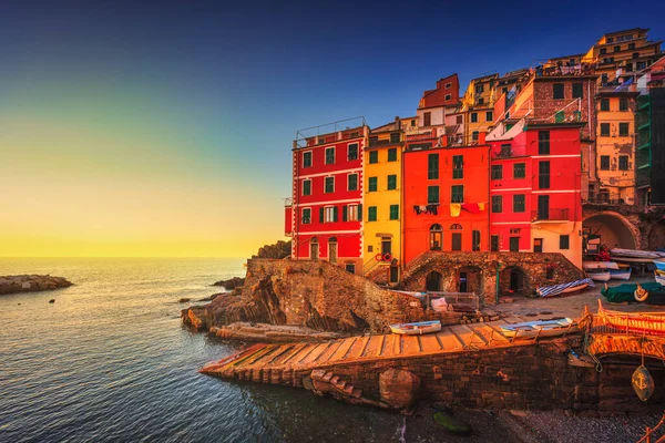 Město Riomaggiore Mys Moře Při Západu Slunce Seascape Cinque Terre — Stock fotografie
